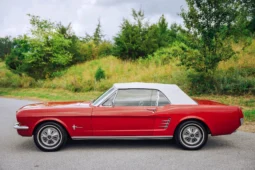 
										Ford Mustang Convertible full									